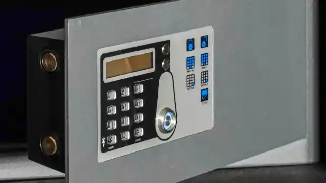 Sacar Algo De La Caja Fuerte