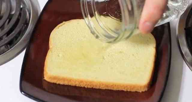 Use Bread Soaked In Vinegar As A Deodorizer