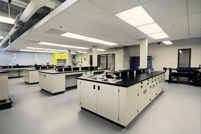 Preparándose en el laboratorio de ciencias