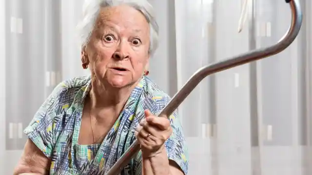 Mme Dahlgren Reprend Pour Son Fils
