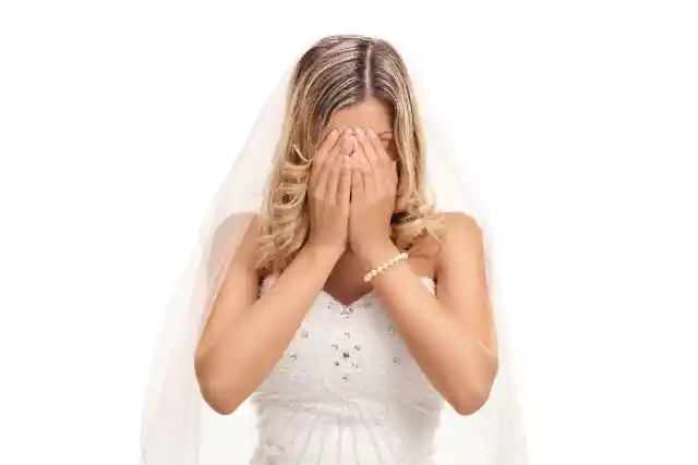 Dirigiéndose A Los Invitados