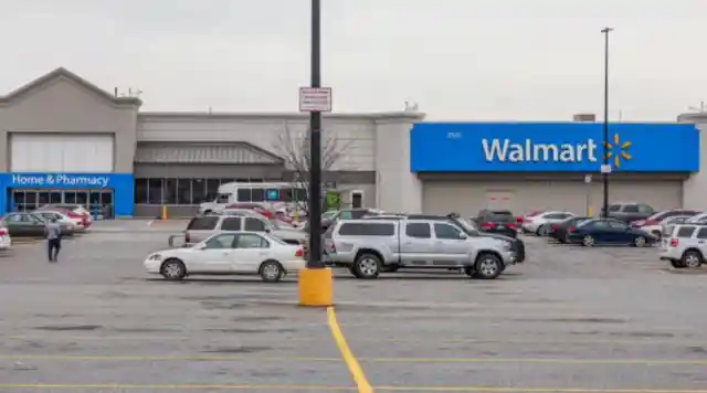 Maniobraba con su carro de la compra