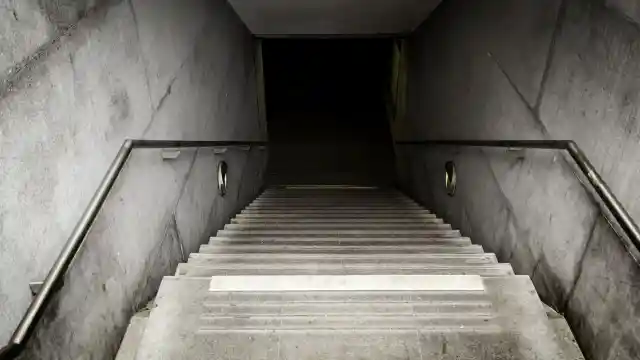 Die Treppe Hinunter