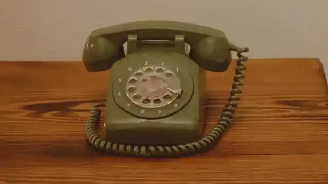 Tentando Entrar Em Contato Com Ela