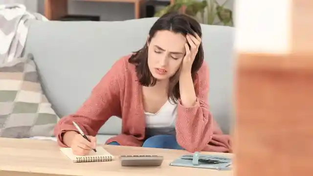 Sacando Su Teléfono