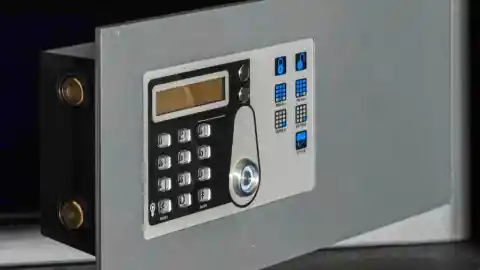 Sacar Algo De La Caja Fuerte