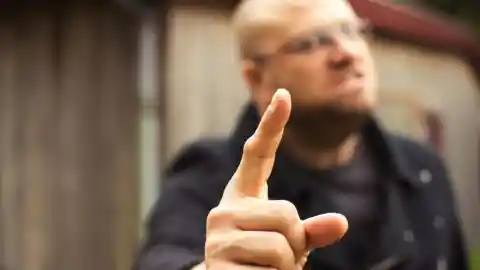 Haciéndole la vida imposible