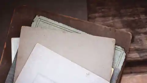 Un Montón De Papeles