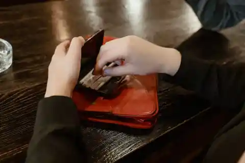 Un Astuccio Di Metallo