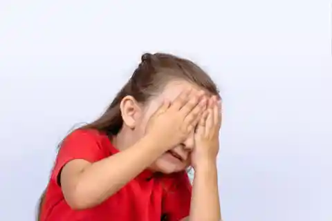 Interrogando a la niña