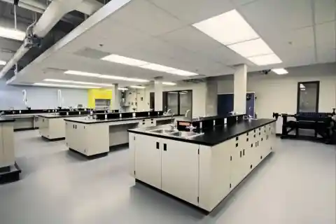 Preparándose en el laboratorio de ciencias