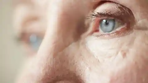 Sie Sieht Sich Das Filmmaterial Noch Einmal An