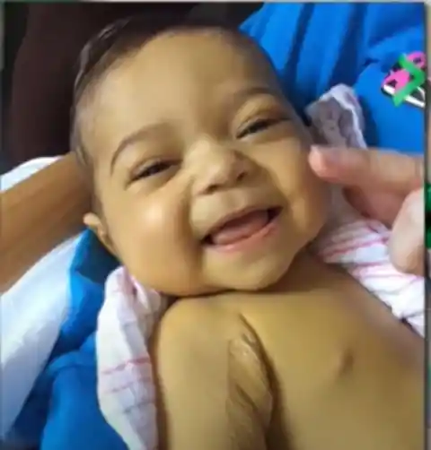 Sentada En La Valla