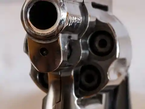 Mirando Más De Cerca El Arma