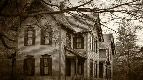 Des Chambres Sombres Et À L’odeur Âcre