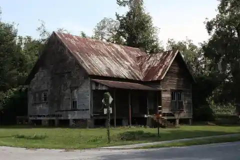 Uma Misteriosa Casa Abandonada