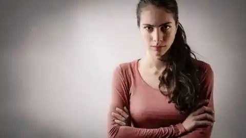 Ella No Lo Aborda