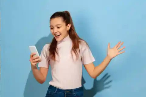 Sonriendo A Su Teléfono