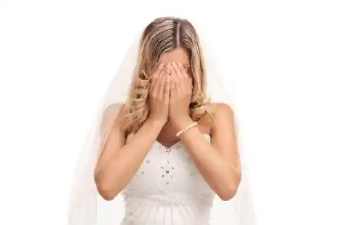 Dirigiéndose A Los Invitados