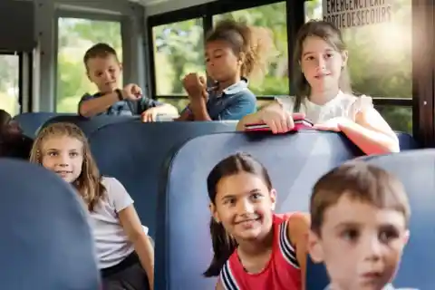 Susurros entre los niños