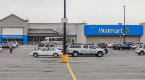 Maniobraba con su carro de la compra