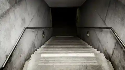 Die Treppe Hinunter
