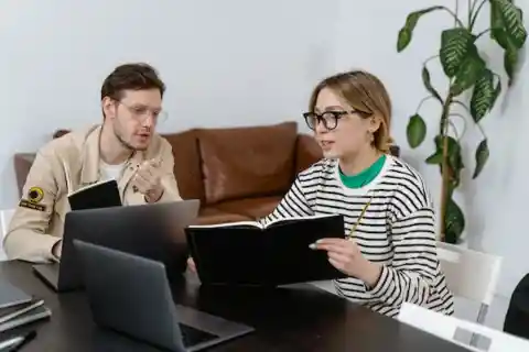 Hablando hasta por los codos