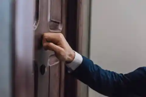 Ella Se Esconde